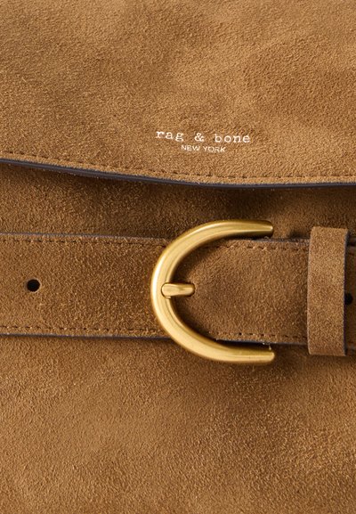 Καφέ σακίδιο από σουέτ με χρυσή κυρτή αγκράφα και το λογότυπο «rag & bone NEW YORK» ανάγλυφο σε λευκό στην πτυχή.