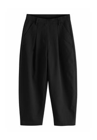 Pantalones cortos negros con una textura suave, que cuentan con dos bolsillos frontales y un diseño plisado. Cintura sencilla y corte de pierna ancha.
