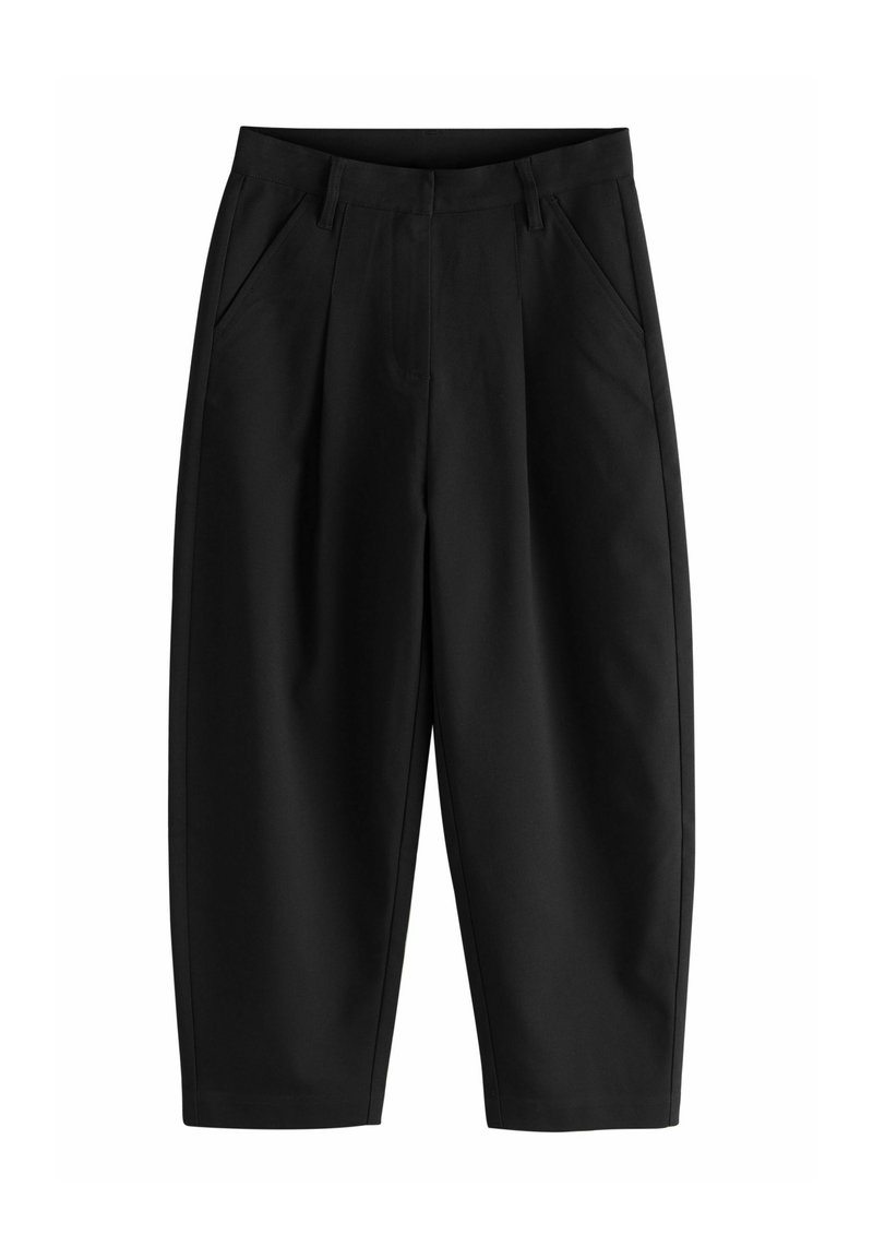 Pantalones cortos negros con una textura suave, que cuentan con dos bolsillos frontales y un diseño plisado. Cintura sencilla y corte de pierna ancha.