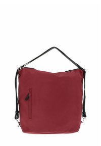 Sac à main en nylon rouge avec une bandoulière en cuir noir, doté d'une poche zippée à l'avant et d'une finition lisse et texturée.