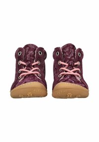 Botines de ante color marrón granate con cordones rosas, patrones decorativos y suelas de goma. Presentan ojales metálicos y un forro interior suave.