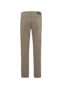 Beige Hosen mit geradem Bein, zwei Gesäßtaschen und einem schwarzen Markenetikett am Bund, von hinten vor weißem Hintergrund gezeigt.