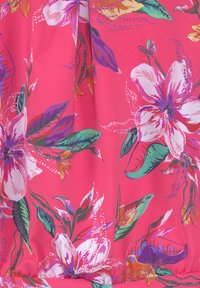 Roze stof met een levendig bloemenpatroon met paarse en witte bloemen en groene bladeren, wat een gestructureerd en kleurrijk ontwerp creëert.