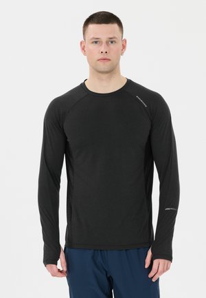 Svart långärmad träningsskjorta med rund halsringning, med en texturerad yta, mesh-paneler och reflexdetaljer på ärmarna.