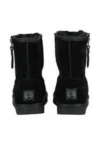 Schwarze Wildlederstiefeletten mit Reißverschluss, Kunstpelzfutter und strukturierten Sohlen. Mit Logo-Patches auf der Rückseite.