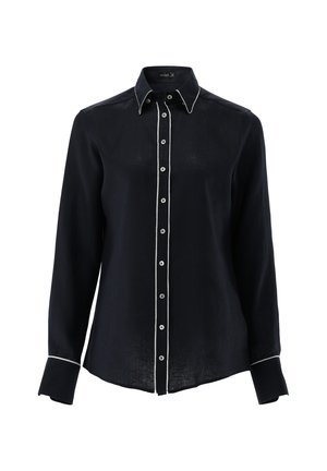 Camicia di lino blu navy con maniche lunghe, piping bianco lungo il davanti e i polsini, e bottoni rotondi al centro.