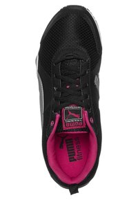 Musta urheilukenkä, jossa on teksturoitu verkkopäällinen, vaaleanpunainen vuori, mustat nauhat ja hopeiset logot sivussa. Tasainen kumipohja hyvän pidon takaamiseksi.