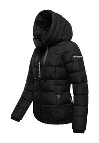 Veste noire matelassée avec un col haut et une grande capuche. Présente une fermeture éclair à l'avant, un cordon de serrage et des détails de logo sur la manche et le corps.