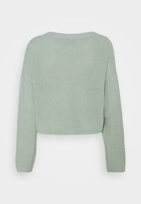 Pull vert clair en maille avec manches longues, large encolure ronde et épaules tombantes, vu de dos.