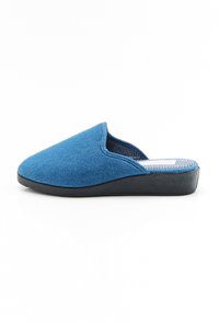 Zapato azul de tipo slip-on con parte superior de tejido suave, puntera redonda y suela de goma negra; cuenta con forro interior a rayas y textura suave.