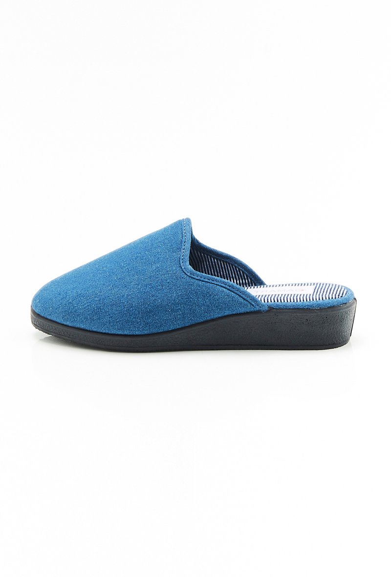 Zapato azul de tipo slip-on con parte superior de tejido suave, puntera redonda y suela de goma negra; cuenta con forro interior a rayas y textura suave.
