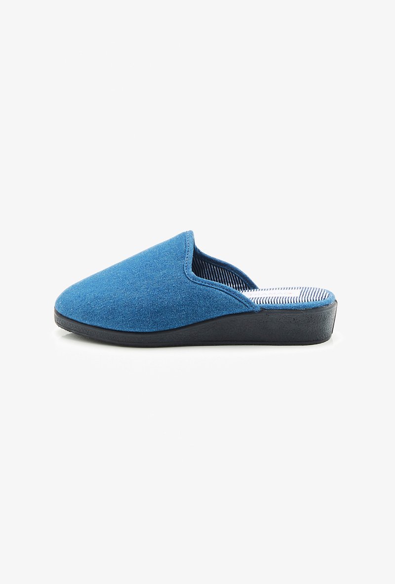Zapato azul de tipo slip-on con parte superior de tejido suave, puntera redonda y suela de goma negra; cuenta con forro interior a rayas y textura suave.
