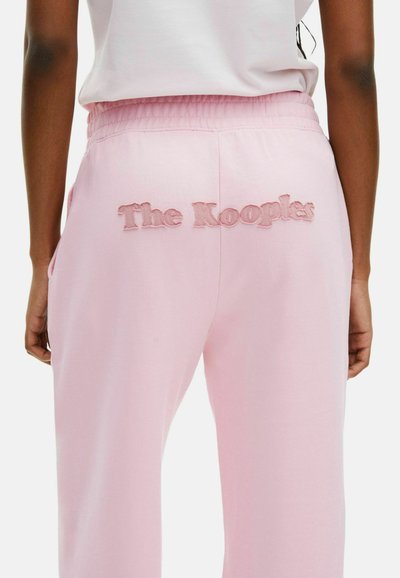Rosa joggingbroek met een elastische tailleband en geborduurde merknaam "The Kooples" op de achterkant, gemaakt van zachte, lichte stof.