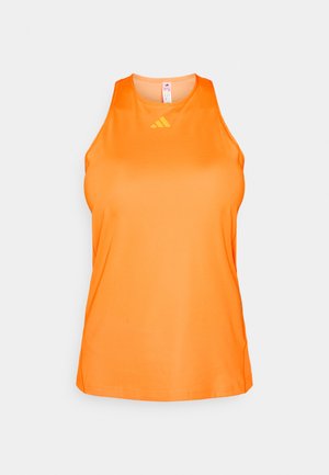 Oranje atletisch tanktop gemaakt van gladde stof, met een ronde halslijn en een geel adidas-logo op de voorkant.