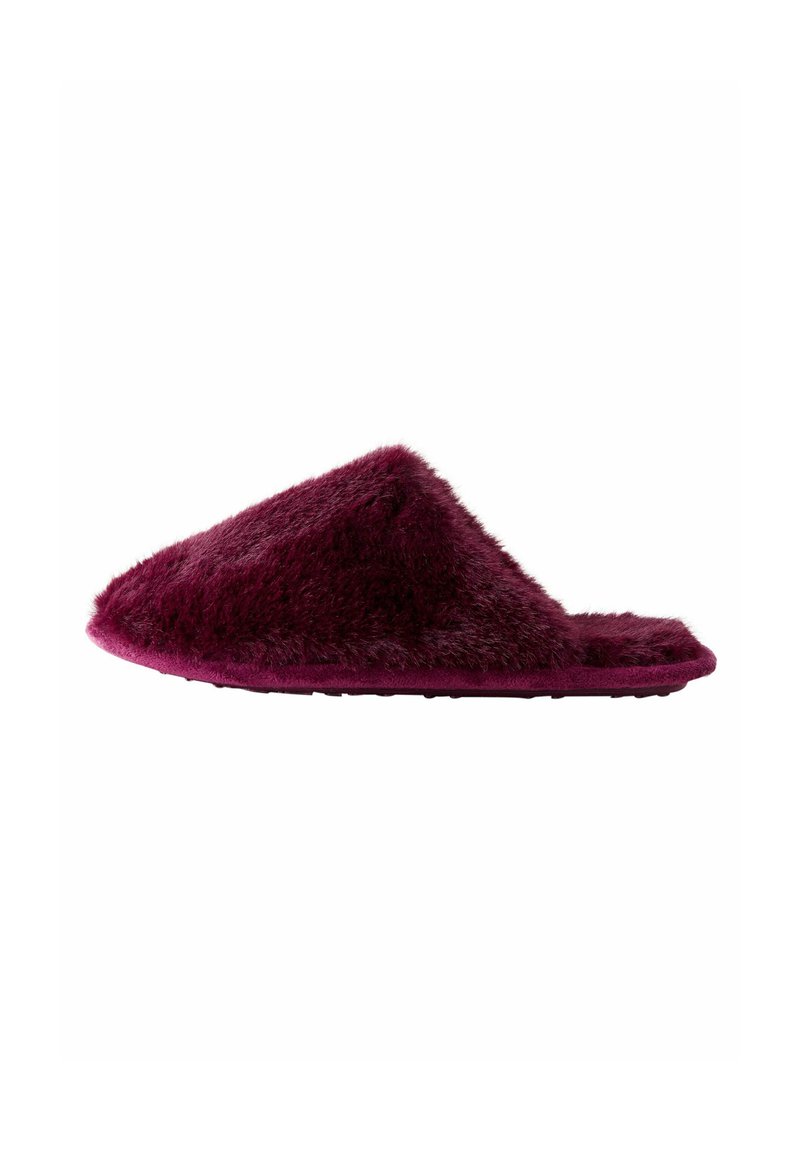 Pantofole in pelliccia bordeaux con forma triangolare, texture morbida e suola piatta. Design minimalista senza hardware o motivi visibili.