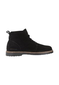 Stivaletti alla caviglia in suede nero con design con lacci, soletta in sughero e suola in gomma. Il marchio è presente sul tallone. Forma semplice e moderna.