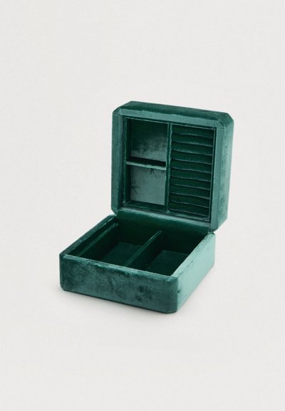 Πράσινο βελούδινο κουτί κοσμημάτων με μαλακή υφή, που διαθέτει διαμέρισμα για αποθήκευση και καπάκι με πολλαπλές θήκες και αυλακώσεις.