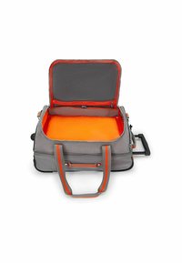 Bolsa de viaje gris con acentos naranjas, dos asas y un bolsillo de malla con cremallera; el interior presenta un forro naranja brillante. Mango retráctil visible.