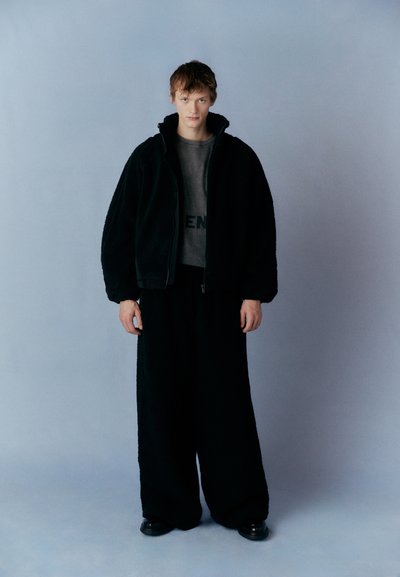Han Kjøbenhavn WIDE LEG TROUSERS UNISEX - Auduma bikses - black