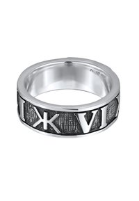Sølv ring med en poleret band. Har en struktureret sort indlæg med indgraverede romerske tal IX og VI. Glat indvendig finish.