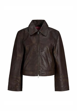 Tumepruun nahast jakk laiade kraede, esiosa tõmblukuga sulgemise ja pikkade varrukatega, valge taustal.