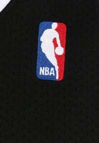 Tissu noir avec un motif texturé présentant un logo NBA brodé en bleu, rouge et blanc, représentant un joueur dribblant un ballon de basket.
