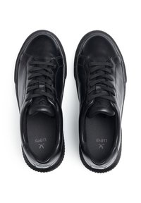 Sneaker in pelle nera con punta rotonda, suola piatta in gomma e design con lacci. La fodera interna presenta una stampa del logo, con una texture liscia in tutto il prodotto.