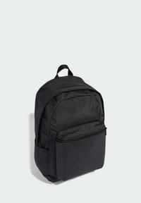 Mochila negra de poliéster, con un compartimento principal con parte superior redondeada, bolsillo frontal con cremallera y un detalle de logotipo texturizado.