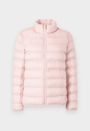 Casaco puffer rosa claro com gola alta, fecho frontal com zíper e padrão acolchoado horizontal. Tecido suave e brilhante com uma textura macia.