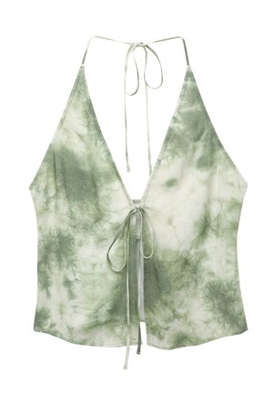 Zelena tie-dye halter majica z globokim V-izrezom, nastavljivim zadnjim vezanjem in lahko tkanino z teksturiranim vzorcem.