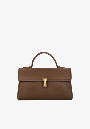 Brun læderhåndtaske med en tekstureret overflade, der har et øverste håndtag og en lås med guldfarvet beslag. Ren, rektangulær design.