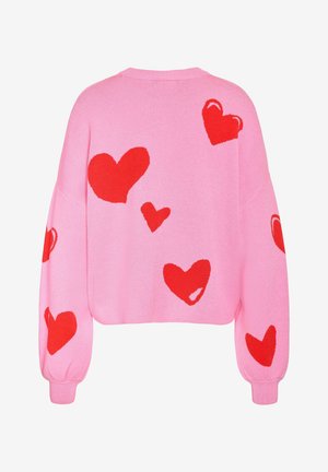 Rosa stickad tröja med kort design, prydd med röda hjärtmönster i olika storlekar och ribbade muddar. Mjuk textur, avslappnad passform.