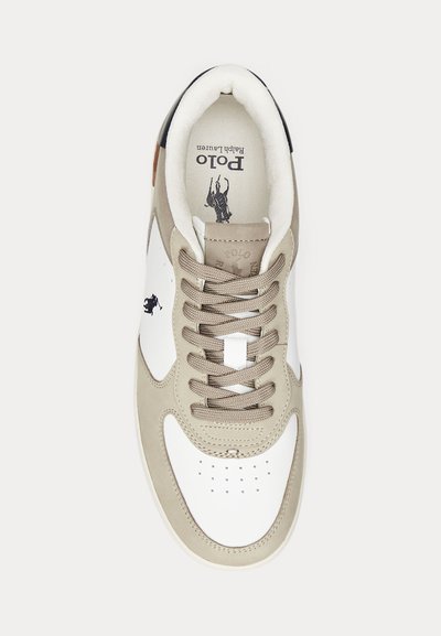 Biało-beżowy sneaker z beżowymi sznurowadłami, logo Polo Ralph Lauren z boku i na wkładce, widziany z góry na jasnym tle.