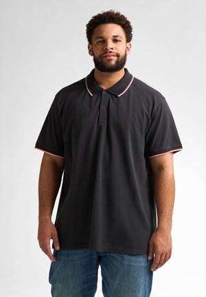 Schwarzes Poloshirt mit kurzen Ärmeln, kontrastierendem rot-weißen gestreiften Kragen und Ärmelsäumen, mit einer Zwei-Knopf-Leiste und geradem Saum.