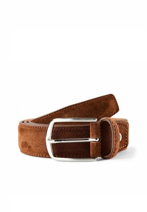 Bruine suède riem met zilverkleurige rechthoekige gesp, opgerold en geplaatst op een witte achtergrond.