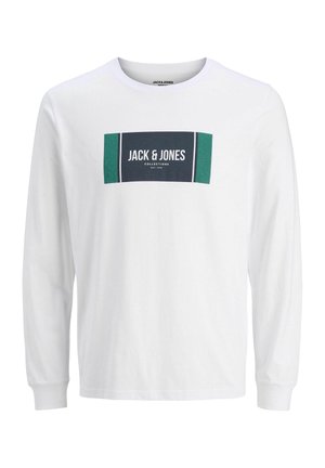 Biała koszulka z długim rękawem z nadrukiem na przodzie z tekstem „JACK & JONES” w ciemnoniebieskich i zielonych prostokątnych akcentach. Materiał bawełniany.