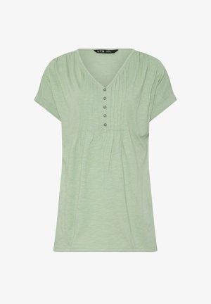 Blusa de manga corta verde claro con cuello en V, cinco botones frontales y detalles de plisados verticales en el pecho y los hombros.