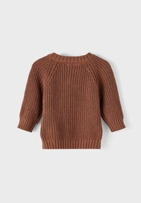 Bruine gebreide trui met een geribde kraag en mouwen, met een gestructureerd patroon en een ontspannen pasvorm. Geschikt voor casual gebruik.