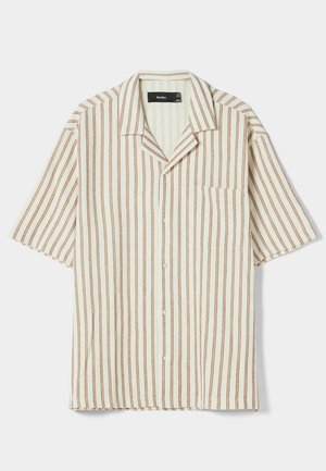 Chemise à manches courtes avec boutons en crème, ornée de rayures verticales rouges et brunes. Elle possède une poche poitrine et un col classique.