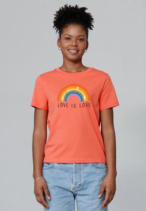 Koraal katoen t-shirt met een regenbooggrafiek en de tekst "LOVE IS LOVE." Korte mouwen, ronde hals, met een ontspannen pasvorm.