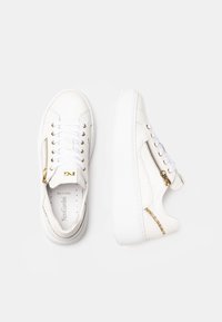 Weiße Sneakers mit einer glatten Lederoberfläche, ausgestattet mit goldener Hardware, Schnürdesign, seitlichem Reißverschluss und einer strukturierten, erhöhten weißen Sohle.