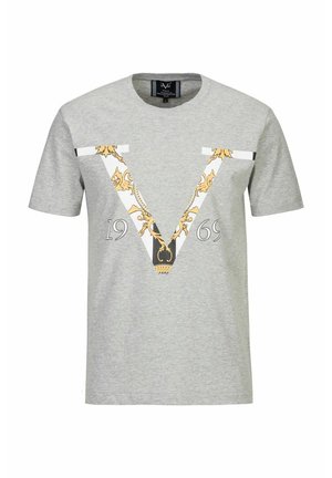 Graues Kurzarm-T-Shirt mit einem auffälligen V-Design in Schwarz und Gold, verziert mit dekorativen Kettenakzenten und dem Jahr "1969" darunter.
