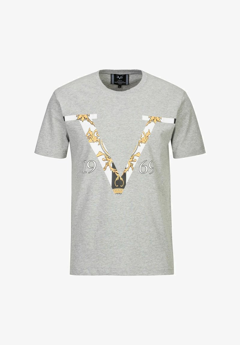Grijze korte mouwen t-shirt met een gedurfde V-afbeelding in zwart en goud, met decoratieve kettingaccenten en het jaartal "1969" eronder.