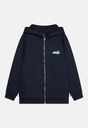 Sweat à capuche bleu marine zippé avec poches avant, poignets côtelés et un logo montagne vert sur la poitrine gauche.