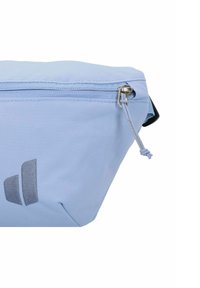 Helle blaue Tasche aus strapazierfähigem Material, mit einem Reißverschluss und einem strukturierten grauen Logo auf der Vorderseite. Glatte Oberfläche und elegantes Design.