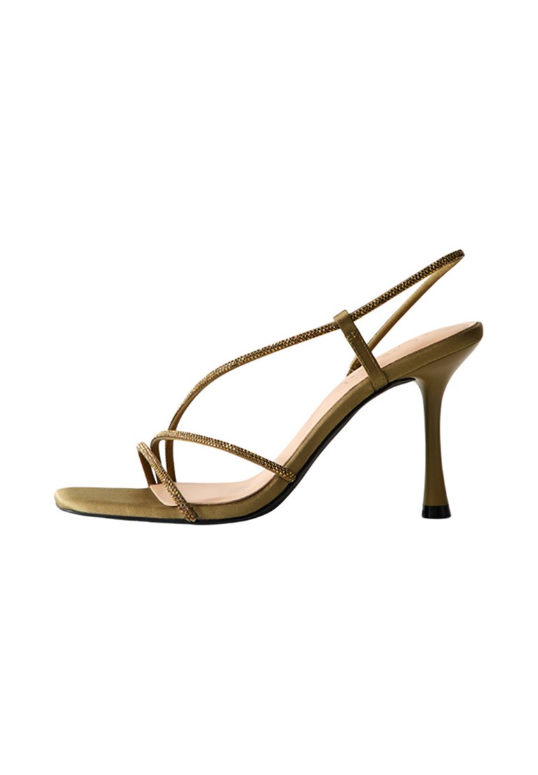Sandaletta verde oliva con tacco alto, caratterizzata da sottili cinturini e una finitura lucida. Il tacco è slanciato, di colore nero alla base, con una suola liscia.