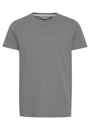 Szürke pamut póló rövid ujjakkal, kerek nyakkivágással és tónusban hímzett "11 PROJECT. DENMARK EST. 2020" logóval az elején.