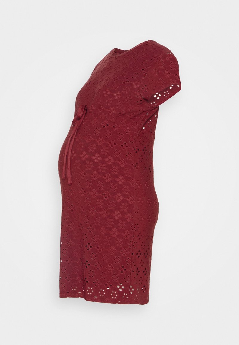 Robe de maternité en dentelle bordeaux, à manches courtes, coupe décontractée, dotée de motifs floraux découpés et d'un lien à la taille.