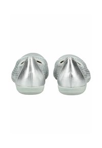 Stříbrné baletky s texturovaným svrškem, kulatou špičkou a otevřeným designem paty. Vyrobené z syntetických materiálů, s hladkým povrchem.