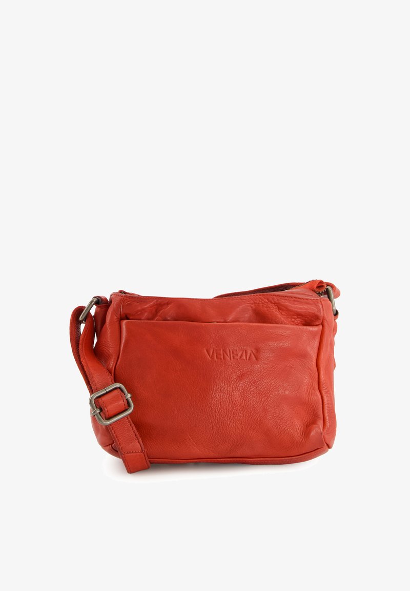 Rød læder crossbody taske med en tekstureret overflade, justerbar rem og lynlåslukning. Har en frontlomme med lap og prægede logo.